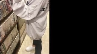ネカフェのカップルシートで声をおしころして挿入♡思わず喘ぎ声が出て、、