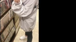 ネカフェのカップルシートで声をおしころして挿入♡思わず喘ぎ声が出て、、