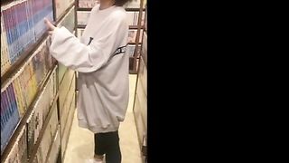 ネカフェのカップルシートで声をおしころして挿入♡思わず喘ぎ声が出て、、