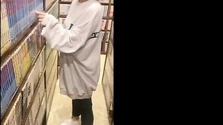 ネカフェのカップルシートで声をおしころして挿入♡思わず喘ぎ声が出て、、