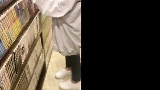 ネカフェのカップルシートで声をおしころして挿入♡思わず喘ぎ声が出て、、