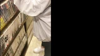 ネカフェのカップルシートで声をおしころして挿入♡思わず喘ぎ声が出て、、