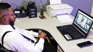 Diretor dotado mete a piroca na secretaria nova no escritorio