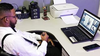 Diretor dotado mete a piroca na secretaria nova no escritorio