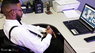 Diretor dotado mete a piroca na secretaria nova no escritorio