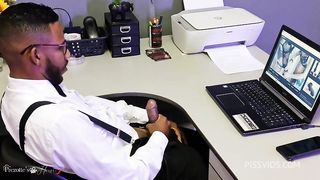 Diretor dotado mete a piroca na secretaria nova no escritorio