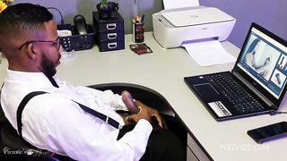 Diretor dotado mete a piroca na secretaria nova no escritorio