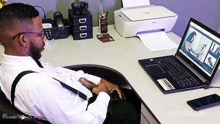 Diretor dotado mete a piroca na secretaria nova no escritorio