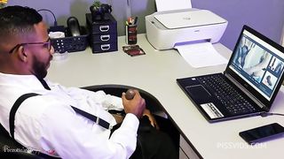 Diretor dotado mete a piroca na secretaria nova no escritorio