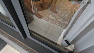 VIZINHO FICOU ME OLHANDO PELA JANELA E CHAMEI ELE PARA ENTRAR - KARENKISS