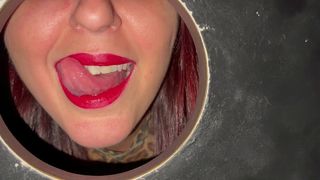 BOQUETE NO GLORY HOLE DA CASA DE SWING