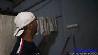 Eu chamei o pintor de parede para comer o meu cu enquanto o meu marido viajava