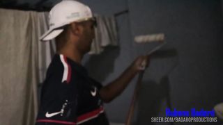 Eu chamei o pintor de parede para comer o meu cu enquanto o meu marido viajava