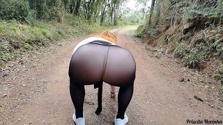 PRISCILA NOVINHA FAZENDO UMA CAMINHA NO INTERIOR COM ROUPA TRANSPARENTE.