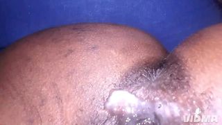 UNE BONNE COUGAR BIEN RODEE SE FAIT SUCER LA CHATTE PAR SON VOISIN