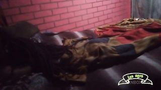 Pequena enteada recebendo visita do padrasto durante a noite
