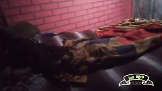 Pequena enteada recebendo visita do padrasto durante a noite