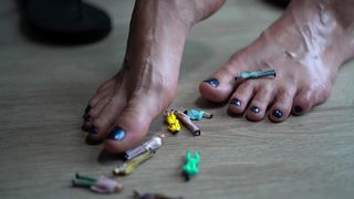 GIANTESS STEPS ON A A VILLAGE OF SMALL PEOPLE WITH HER BAREFEET