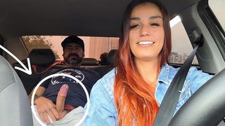 MOTORISTA DE APP PEGA PASSAGEIRO SE MASTURBANDO POR TRAS E DEU PRA ELE NO CARRO!