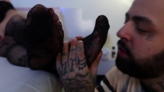 TRAGA MEU CAFE DA MANHA NA CAMA E CHUPE MEU PE GOSTOSO