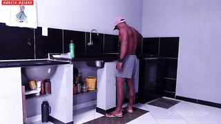 Sexo na cozinha esposa esperta faz pagamento ao marido apos fazer suas tarefas diarias