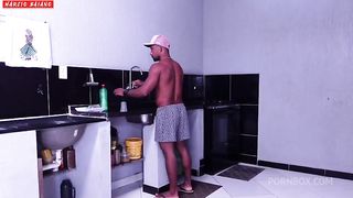 Sexo na cozinha esposa esperta faz pagamento ao marido apos fazer suas tarefas diarias
