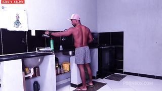 Sexo na cozinha esposa esperta faz pagamento ao marido apos fazer suas tarefas diarias