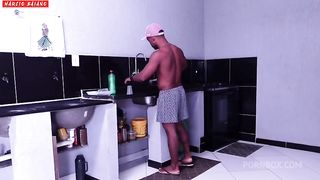 Sexo na cozinha esposa esperta faz pagamento ao marido apos fazer suas tarefas diarias