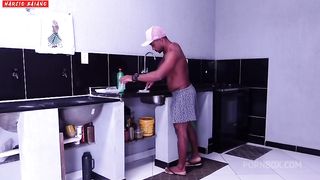 Sexo na cozinha esposa esperta faz pagamento ao marido apos fazer suas tarefas diarias