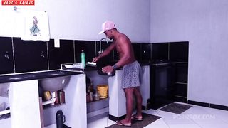 Sexo na cozinha esposa esperta faz pagamento ao marido apos fazer suas tarefas diarias