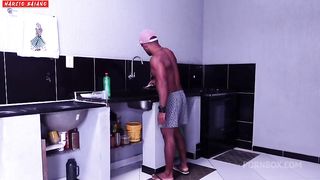 Sexo na cozinha esposa esperta faz pagamento ao marido apos fazer suas tarefas diarias