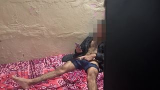 PADRASTRO CACHONDO SE MASTURBA EN SU HABITACION CUANDO LO OBSERVO