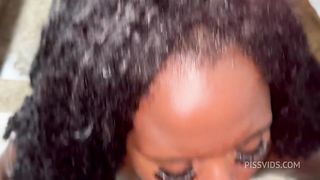 Dois novinhos pauzudo fodendo a gostosa na banheira da hidromassagem