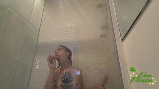 ASSISTA VON POISON TOMANDO UM BANHO BEM GOSTOSO PELA MANHA, DEPOIS DE TER LEVADO PICA A NOITE TODA