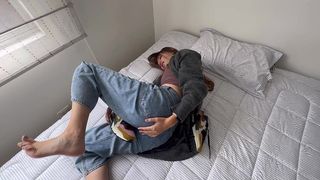 UNA MUJER SE TIENE ORGASMOS CON SUS PIES Y ZAPATILLAS