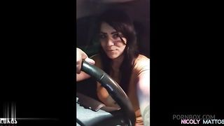 Parei na RUA pra pedir informacao acabei mamando um desconhecido no meu CARRO safado me deu muito leitinho