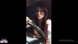 Parei na RUA pra pedir informacao acabei mamando um desconhecido no meu CARRO safado me deu muito leitinho