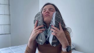 MUJER SE TOCA LOS PIES, LOS HUELE Y LOS CHUPA PARA VENIRSE