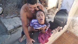 CAMERA EXTERNA FLAGRA SEXO EM FAMILIA, PADRASTO FODE CU DA SUA PEQUENA ENTEADA NO QUINTAL DE CASA.