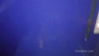 Gostosa se exibindo pelada na sacada do predio chamou um novinho que estava filmando para subir e trepar com ela (Novinho fraco gozou rapido , por isso prefiro os mais velhos)