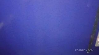 Gostosa se exibindo pelada na sacada do predio chamou um novinho que estava filmando para subir e trepar com ela (Novinho fraco gozou rapido , por isso prefiro os mais velhos)