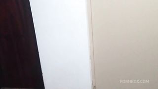 Gostosa se exibindo pelada na sacada do predio chamou um novinho que estava filmando para subir e trepar com ela (Novinho fraco gozou rapido , por isso prefiro os mais velhos)