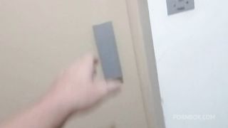 Gostosa se exibindo pelada na sacada do predio chamou um novinho que estava filmando para subir e trepar com ela (Novinho fraco gozou rapido , por isso prefiro os mais velhos)