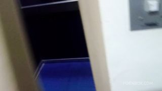 Gostosa se exibindo pelada na sacada do predio chamou um novinho que estava filmando para subir e trepar com ela (Novinho fraco gozou rapido , por isso prefiro os mais velhos)