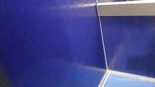 Gostosa se exibindo pelada na sacada do predio chamou um novinho que estava filmando para subir e trepar com ela (Novinho fraco gozou rapido , por isso prefiro os mais velhos)