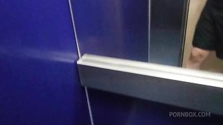 Gostosa se exibindo pelada na sacada do predio chamou um novinho que estava filmando para subir e trepar com ela (Novinho fraco gozou rapido , por isso prefiro os mais velhos)