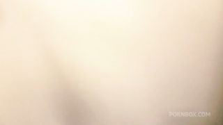 Gostosa se exibindo pelada na sacada do predio chamou um novinho que estava filmando para subir e trepar com ela (Novinho fraco gozou rapido , por isso prefiro os mais velhos)