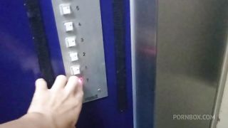 Gostosa se exibindo pelada na sacada do predio chamou um novinho que estava filmando para subir e trepar com ela (Novinho fraco gozou rapido , por isso prefiro os mais velhos)