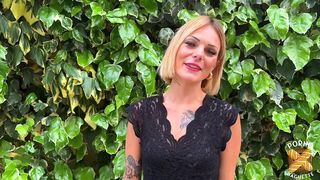 NAOMI POURSUIT SES DECOUVERTES SEXUELLES A TROIS !