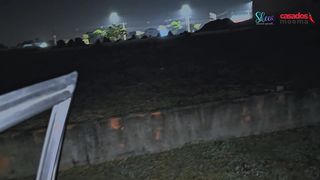 CORNO FILMANDO A SUA ESPOSA GOSTOSA FODENDO NA RUA COM ESTRANHO NO DOGGING - CUCKOLD FILMING HIS HOT WIFE FUCKING ON THE STREET WITH A STRANGER IN DOGGING